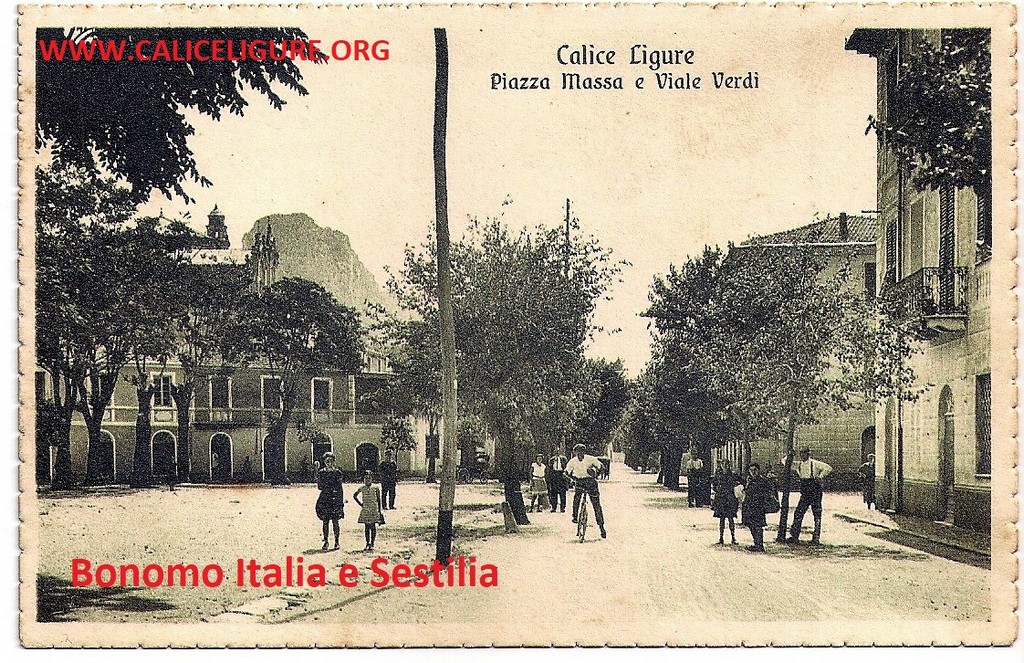 Piazza Massa Viale Giuseppe Verdi ed al centro in primo piano i pali della luce ancora privi di fili 