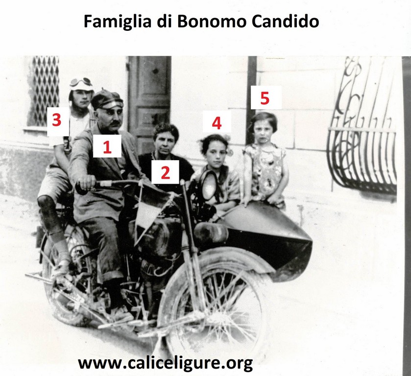 Foto famiglia sulla  Moto e Sidecar   