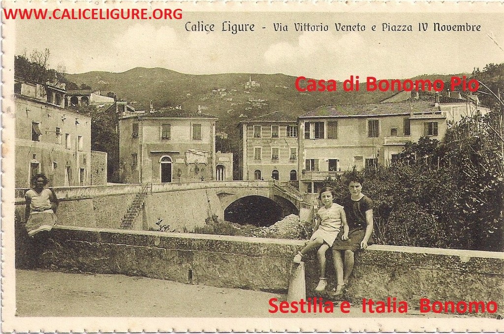 Foto Sestilia e Italia Bonomo, alle loro spalle la casa di Famiglia 